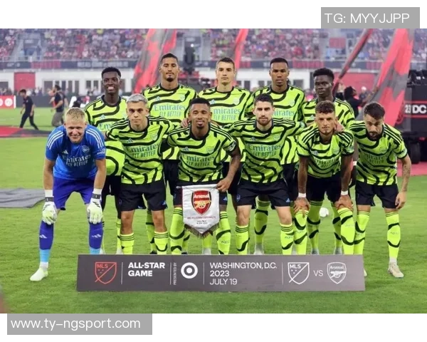 维尼修斯在阿森纳基地训练期间与枪手青训小将亲密合影留念