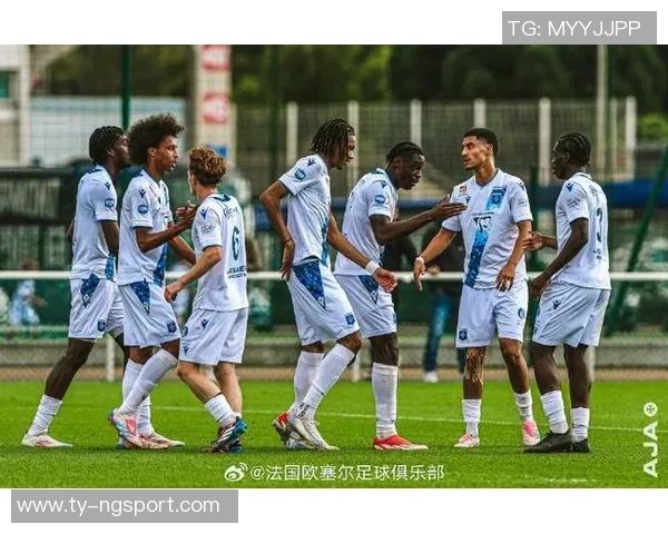 中国犀旺队在法国欧塞尔足球训练基地隆重举行升国旗仪式展现爱国情怀