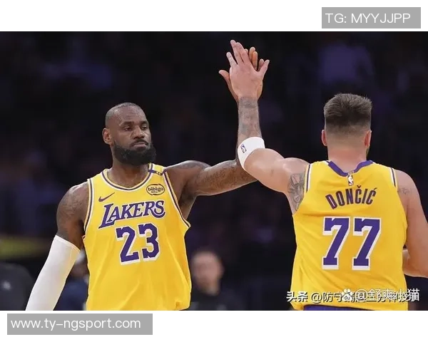 湖人克服恶劣天气顺利抵达芝加哥明日比赛按计划进行